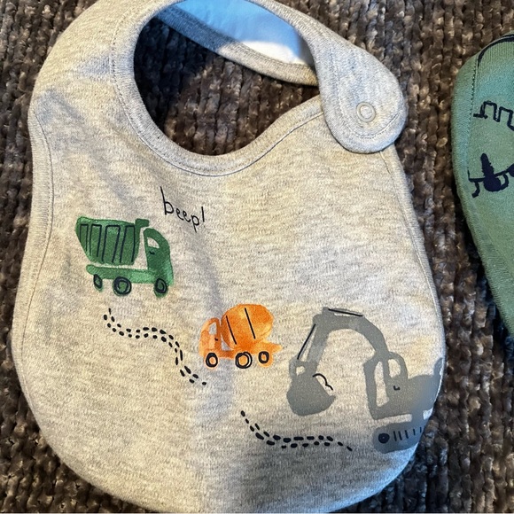 Carter’s Bib Bundle 🥑 Avocado & Dinosaur 🦕 - Picture 6 of 8